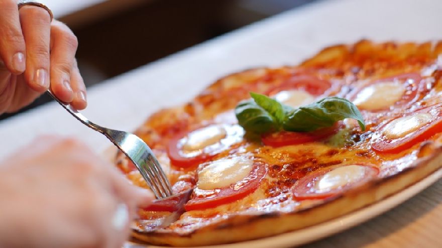 Pizzeria Gino in Gladbeck mit leckerer und knuspriger Pizza und verschiedenen italienischen Essen.